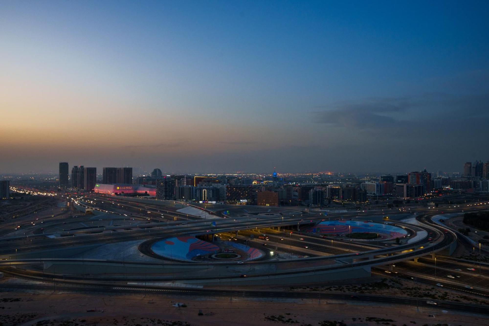 Sunny In Vibrant Dubailand Area دبي